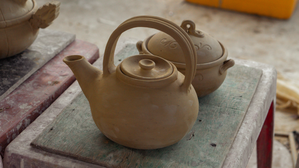 Pottery teapotat Thanh Ha Pottery Village