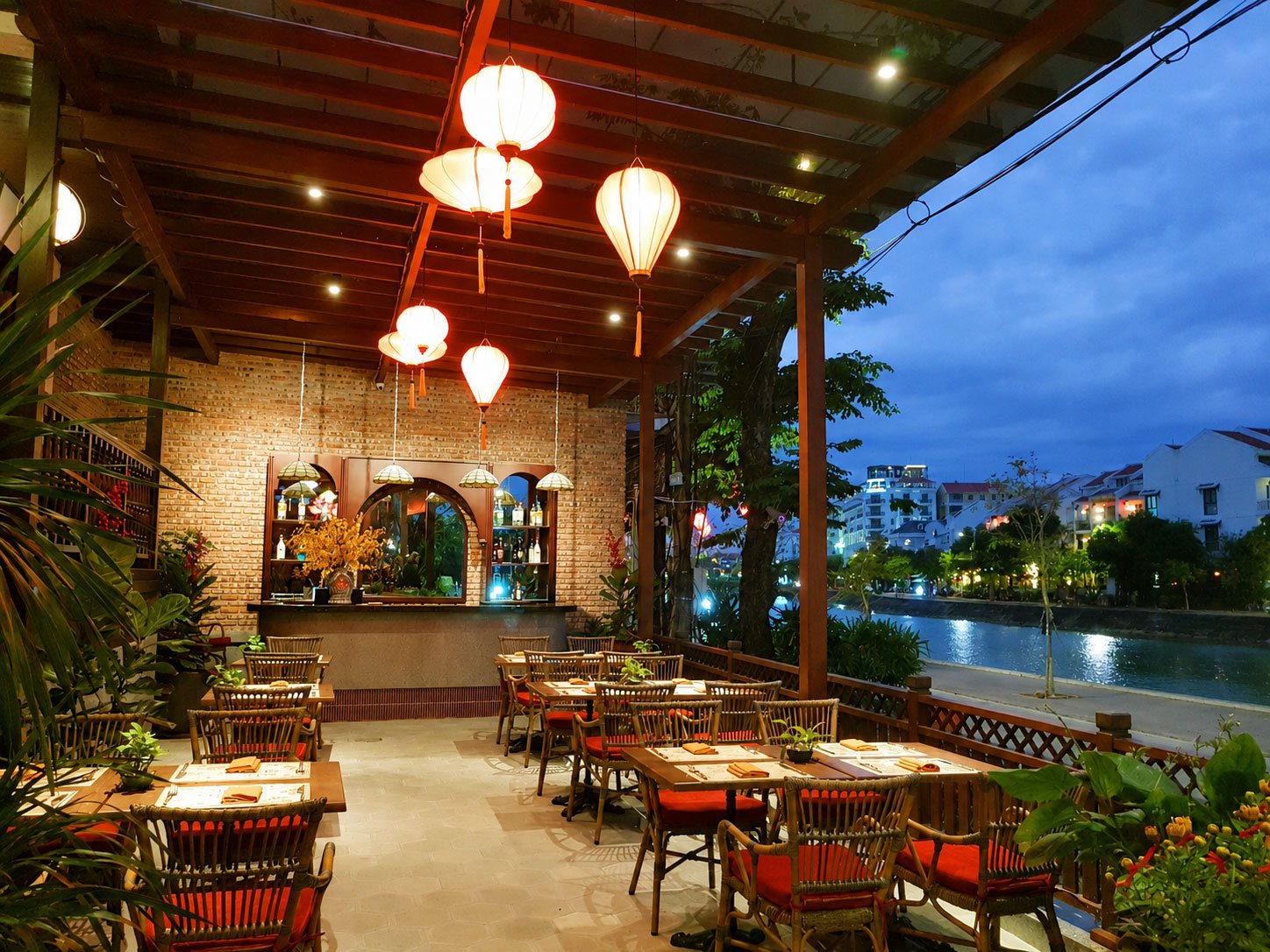 Lồng Đèn Restaurant terrace illuminated by lanterns beside the Hoai River