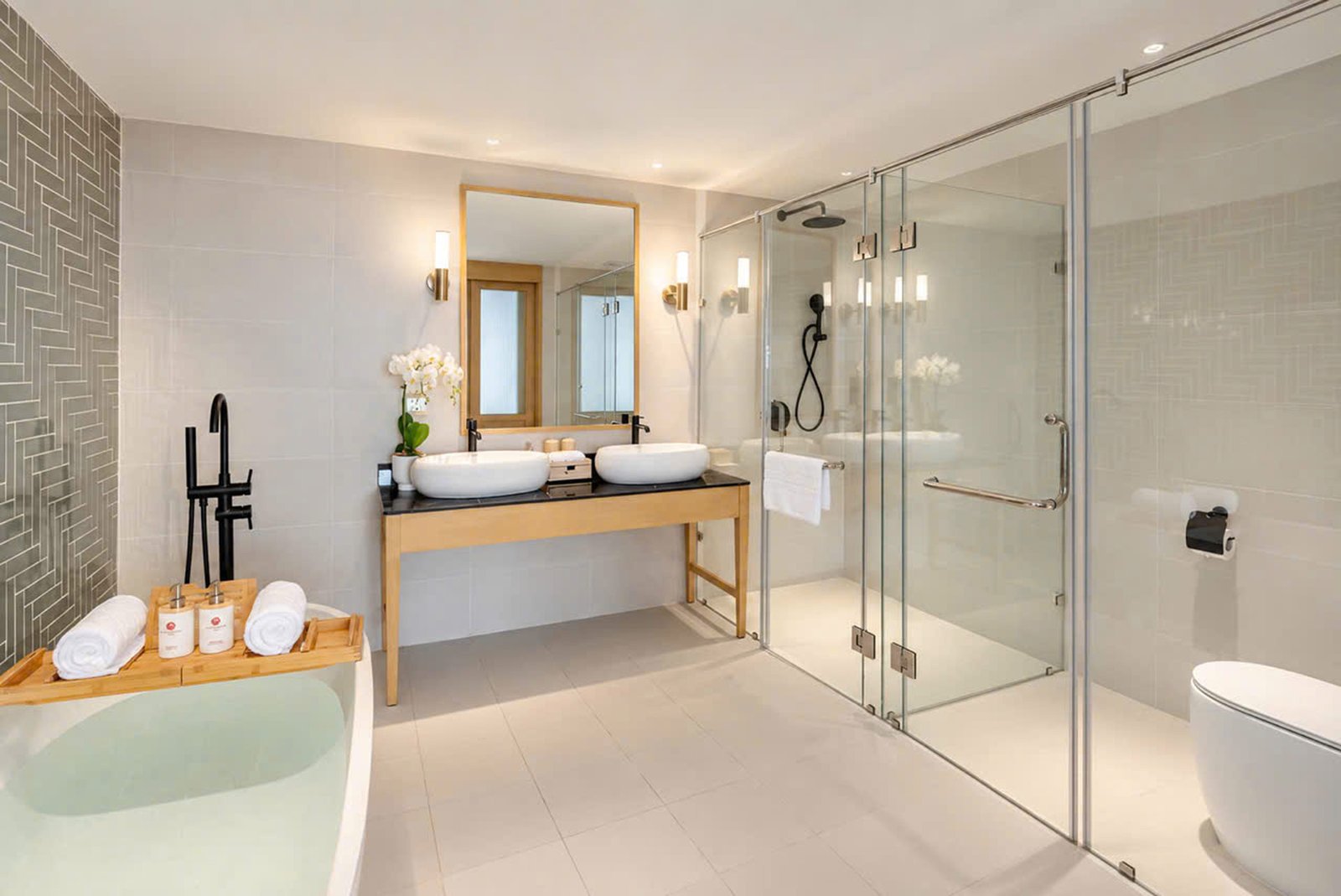 A Spacious Bathroom at Little Oasis Hoi An