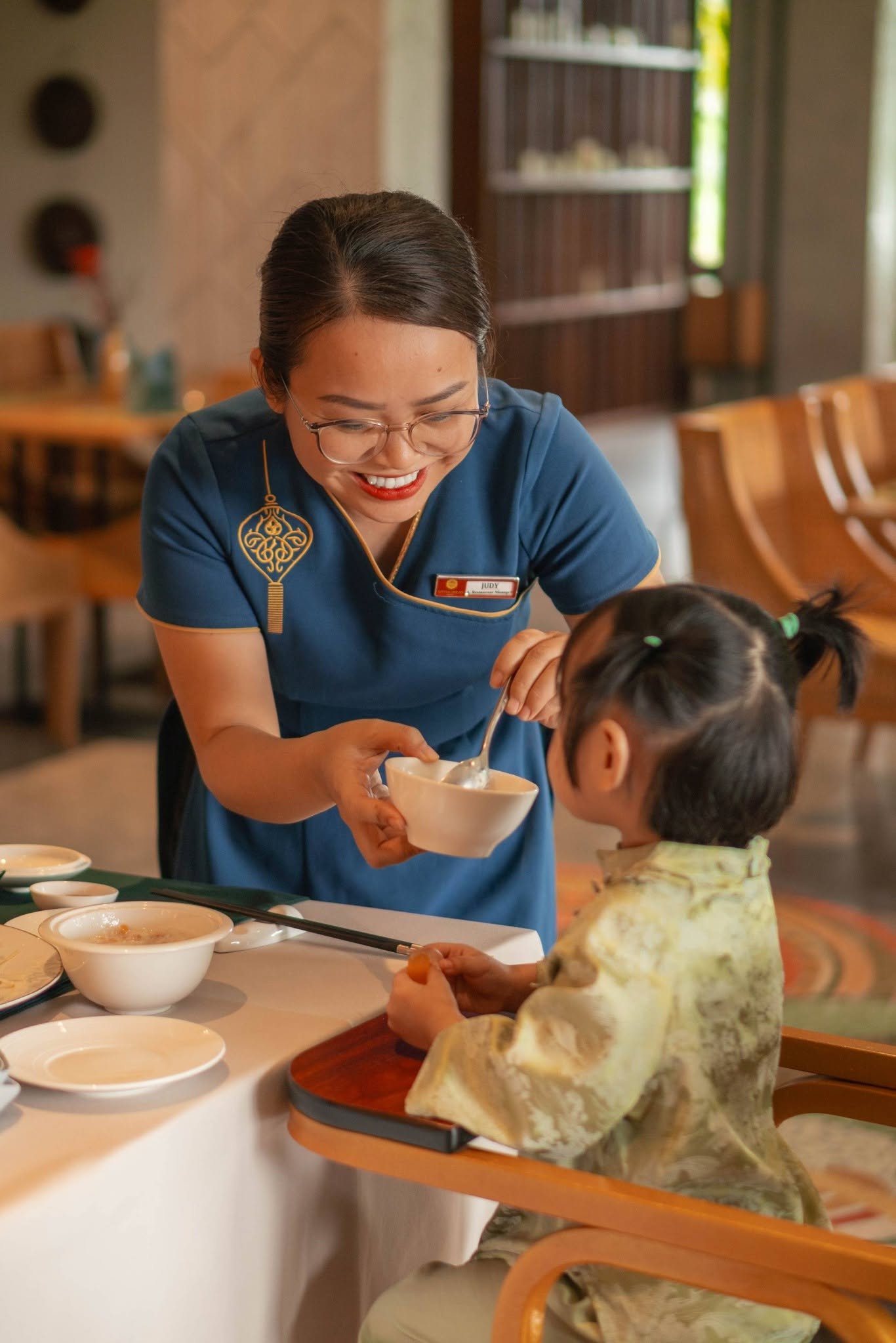 Thoughtful care for a family during dining at Little Oasis Hoi An